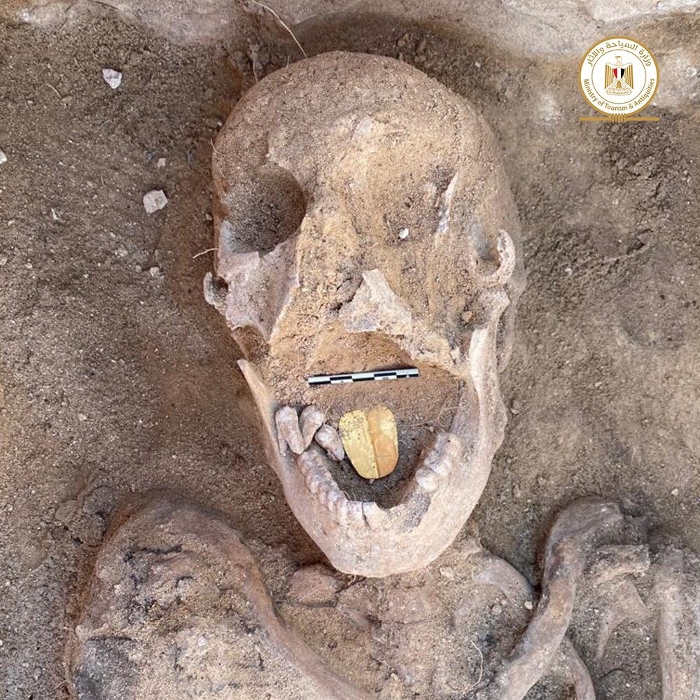 Mısır’ın antik kenti Taposiris Magna’da 2 bin yıllık altın dilli bir mumya keşfedildi