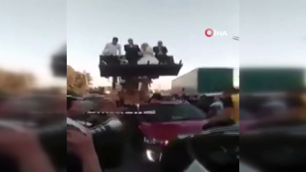 Mısırlı çift düğününde sosyal mesafeyi korumak için dozer üzerinde katıldı