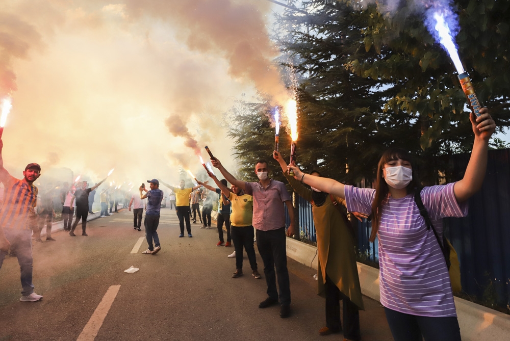 MKE Ankaragücü, taraftar desteği ile Eryaman Stadı’na uğurlandı