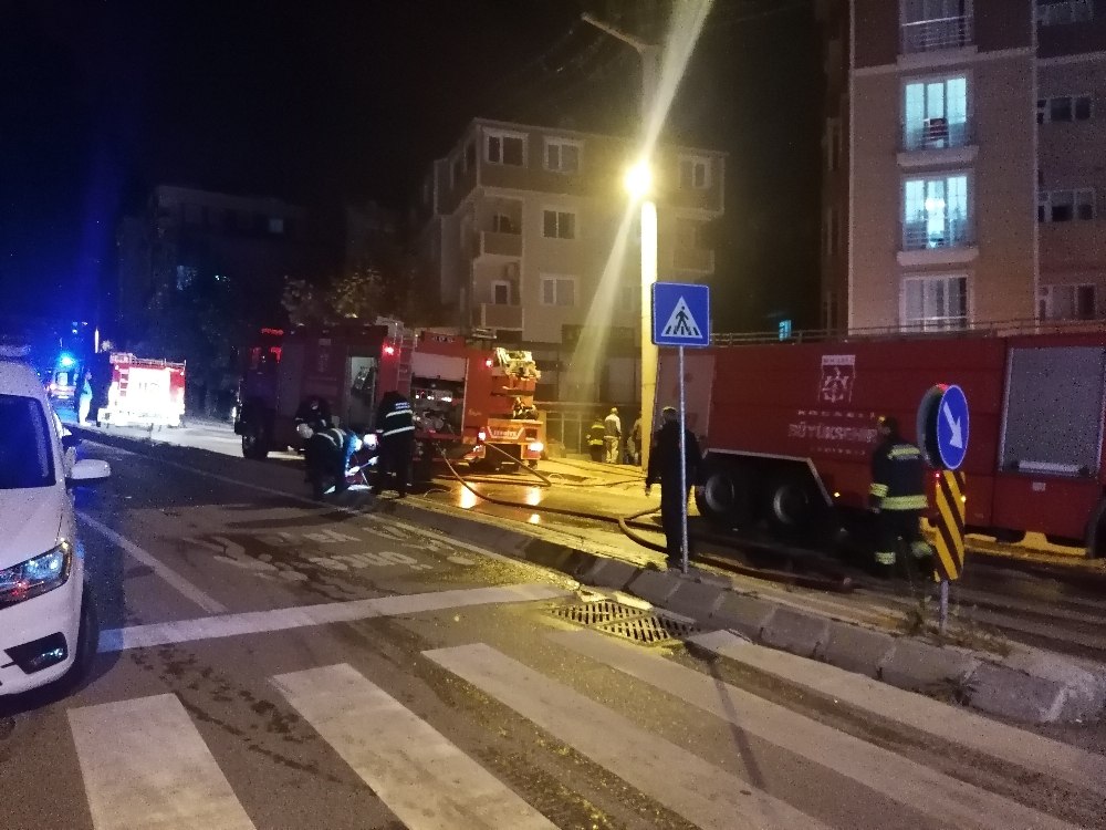 Mobilya atölyesi yandı binada mahsur kalanları itfaiye kurtardı