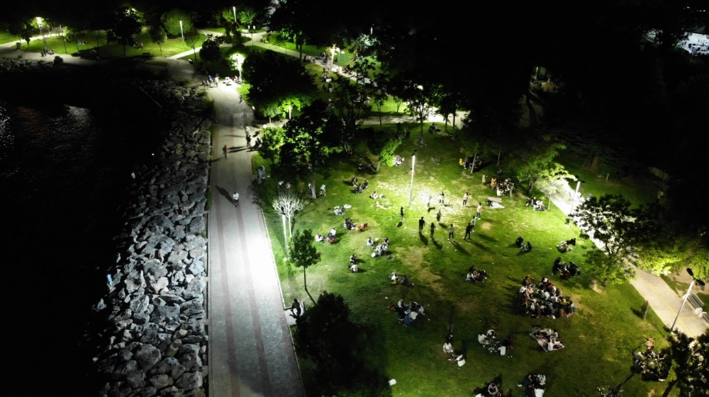 Moda sahili gece boyu doldu taştı