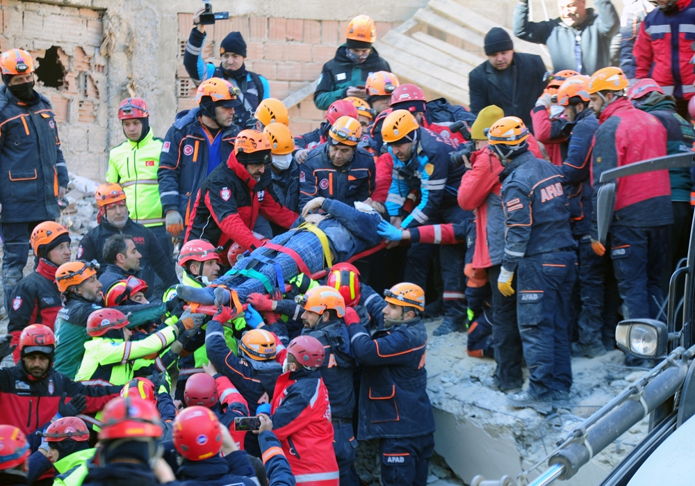 Moloz yığınlarının altından 1 kişi daha sağ çıkarıldı