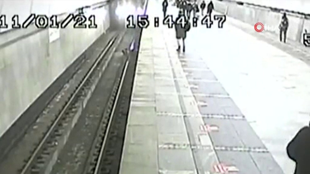 Moskova’da metro raylarına düşen çocuk ölümden kıl payı kurtuldu