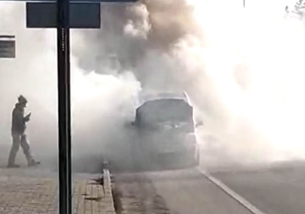 Motor kaputundan dumanlar çıkan araç hareketli anların yaşanmasına neden oldu