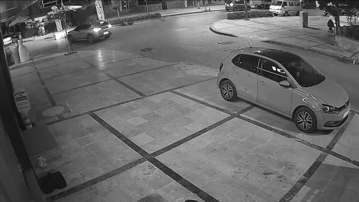 Motorlu kuryenin ölümden döndüğü kaza anı kamerada