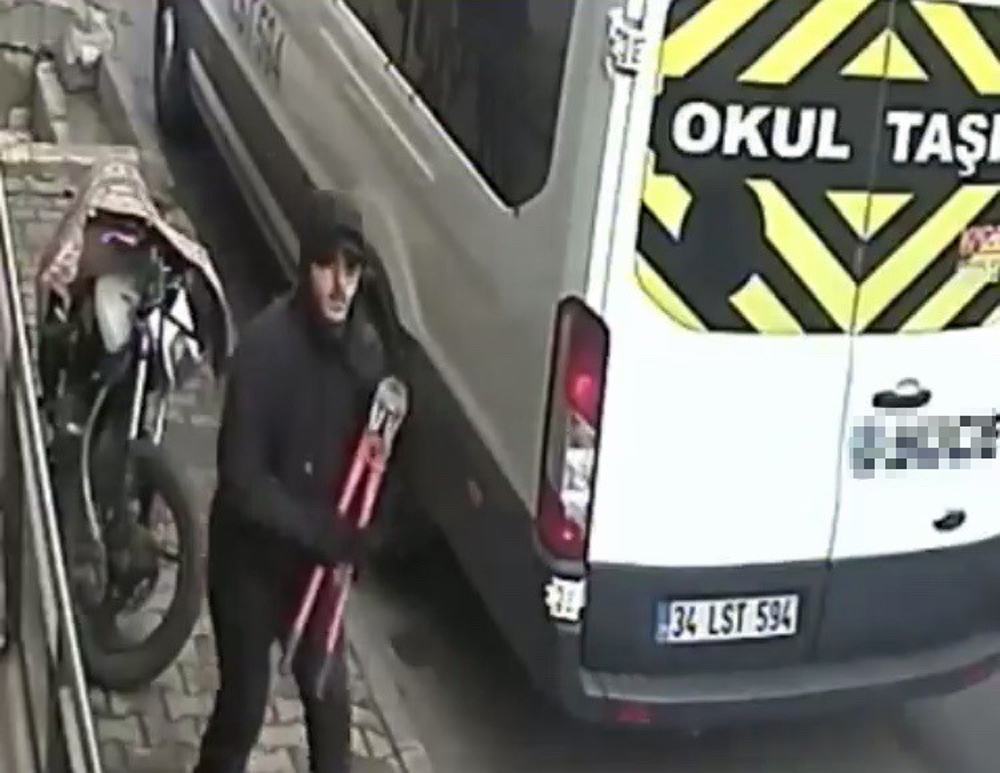 Motosiklet Hırsızının Pes Dedirten Rahatlığı Kamerada