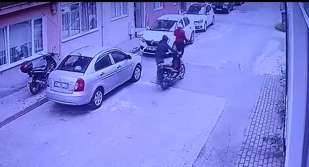 Motosiklet hırsızları kameraya yakalandı