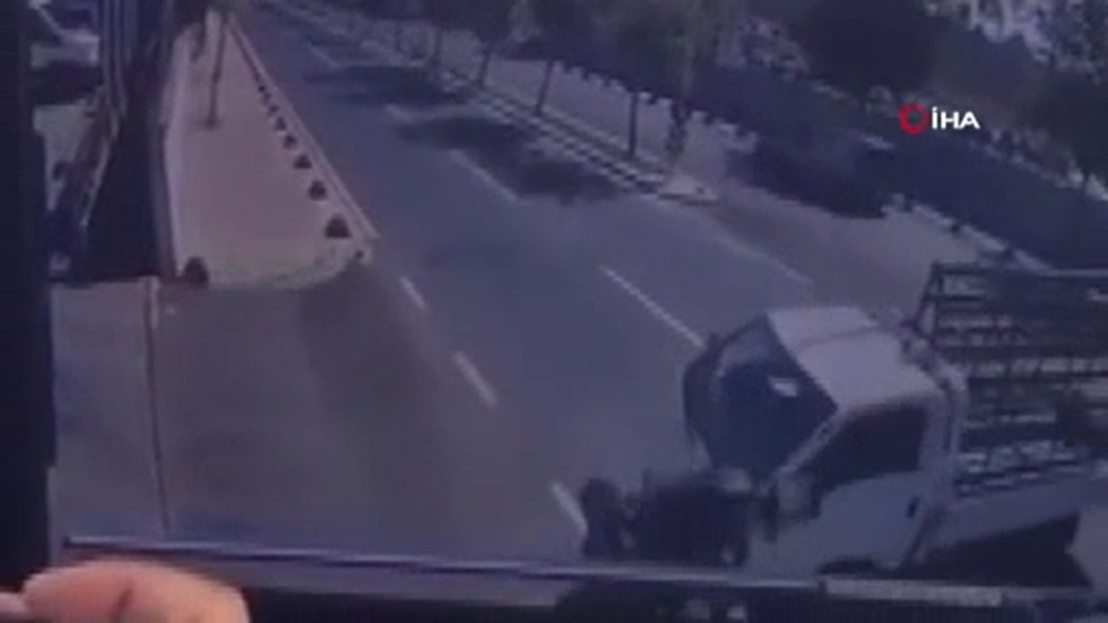 Motosiklet ile kamyonet böyle çarpıştı
