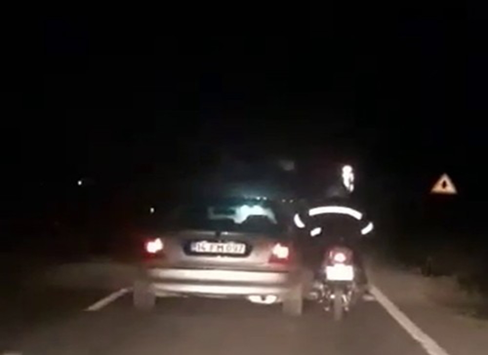 Motosiklet ile otomobilin tehlikeli yolculuğu görenleri hayrete düşürdü