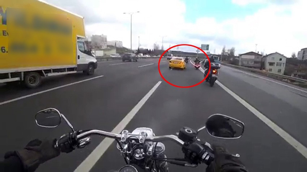 Motosiklet sürücülerinin ölümden döndükleri anlar kamerada