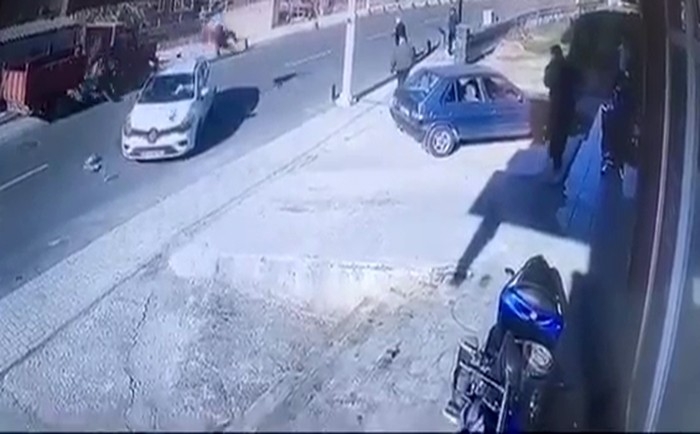 Motosiklet sürücüsünün ölümden döndüğü feci kaza kamerada