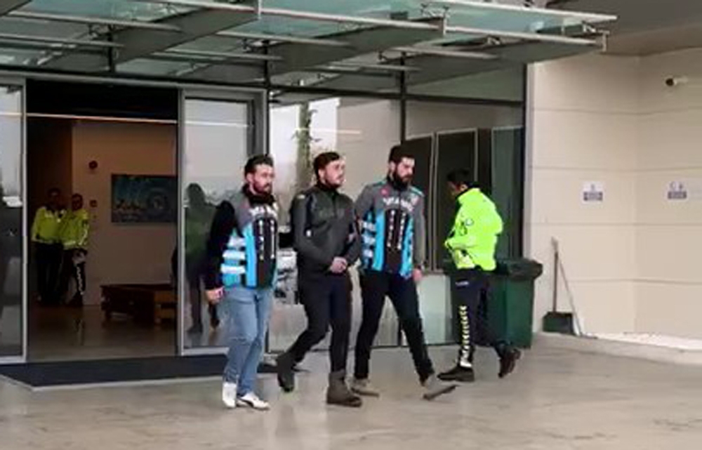 Motosiklete Sırtüstü Yatarak Tek Teker Giden Maganda Yakalandı