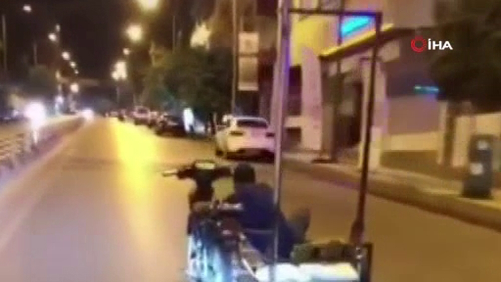 Motosikleti, sepetine binerek tek elle sürdü