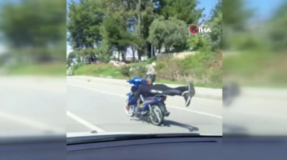 Motosikleti tek elle, yatarak kullandı!