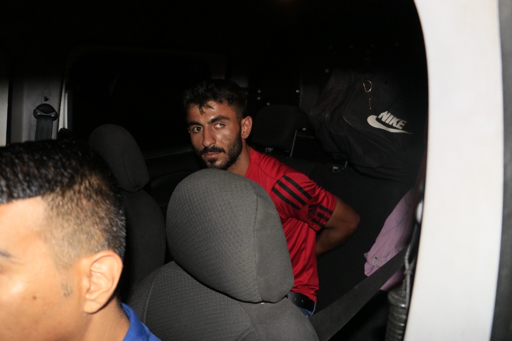 Motosikletini bırakıp polisten kaçtı, ara sokakta yakalandı