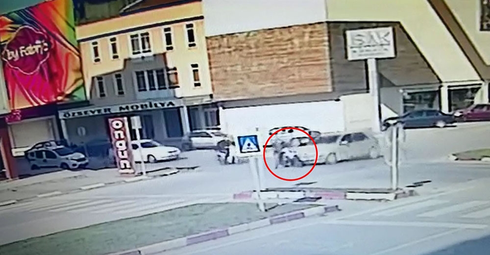 Motosikletiyle karşıya geçmek için beklerken az daha arabanın altında kalıyordu