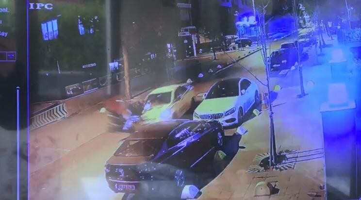 Motosikletli kurye metrelerce havaya uçtu
