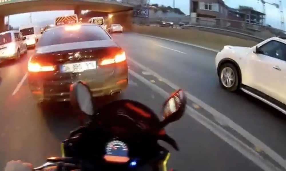 Motosikletli Maganda Mega Kentte Trafiği Birbirine Kattı