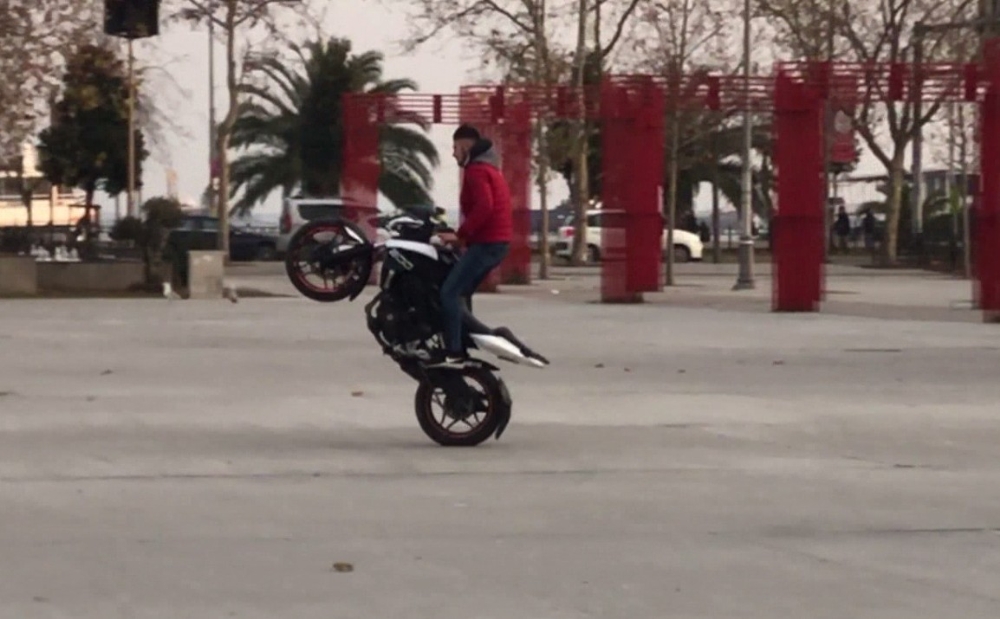 Motosikletli magandalar faciaya davetiye çıkardı