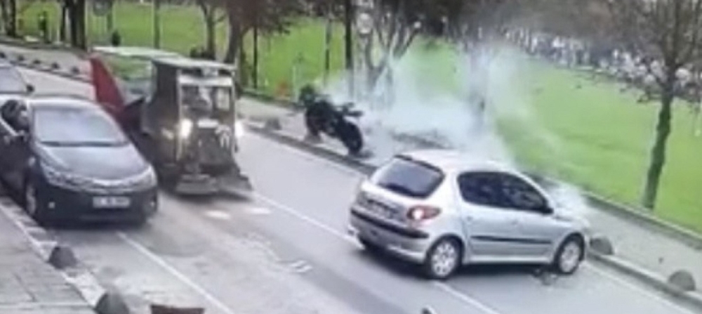 Motosikletli metrelerce havaya uçtu