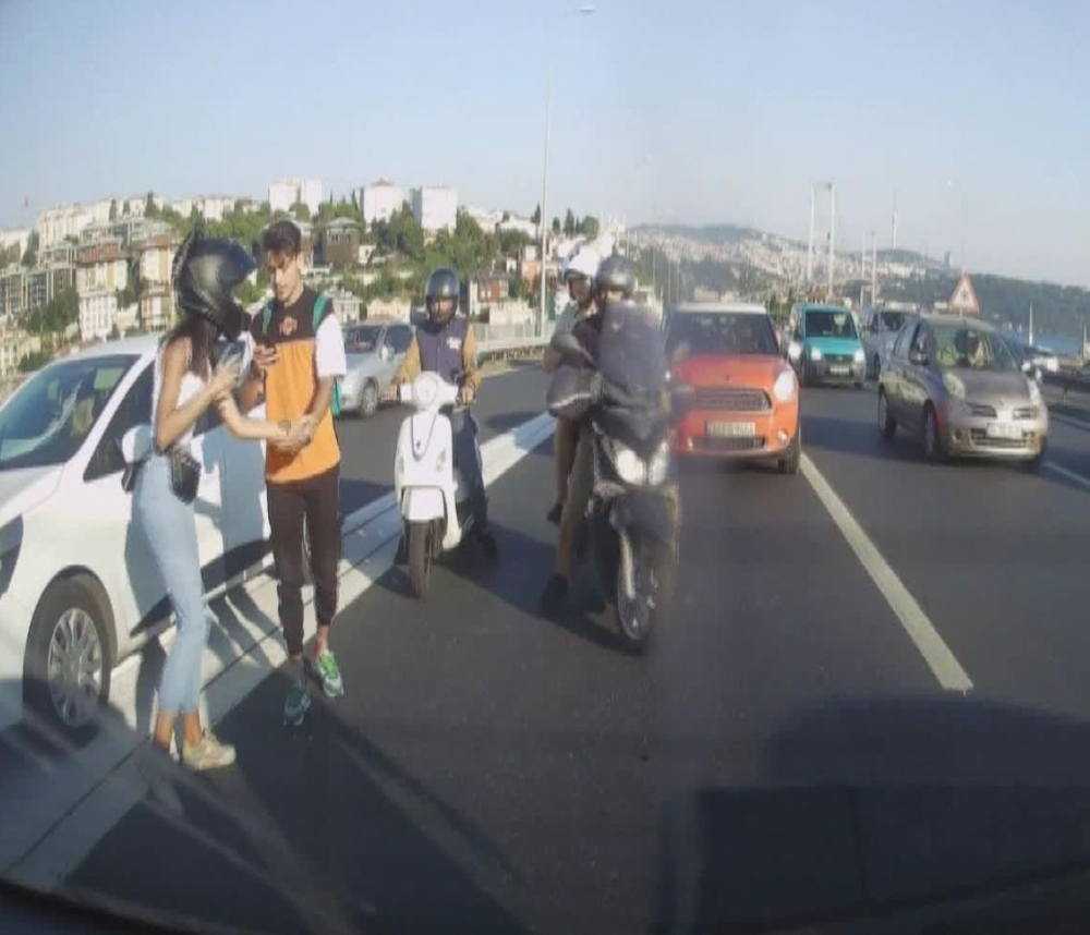 Motosikletli, otomobildeki aileye saldırdı