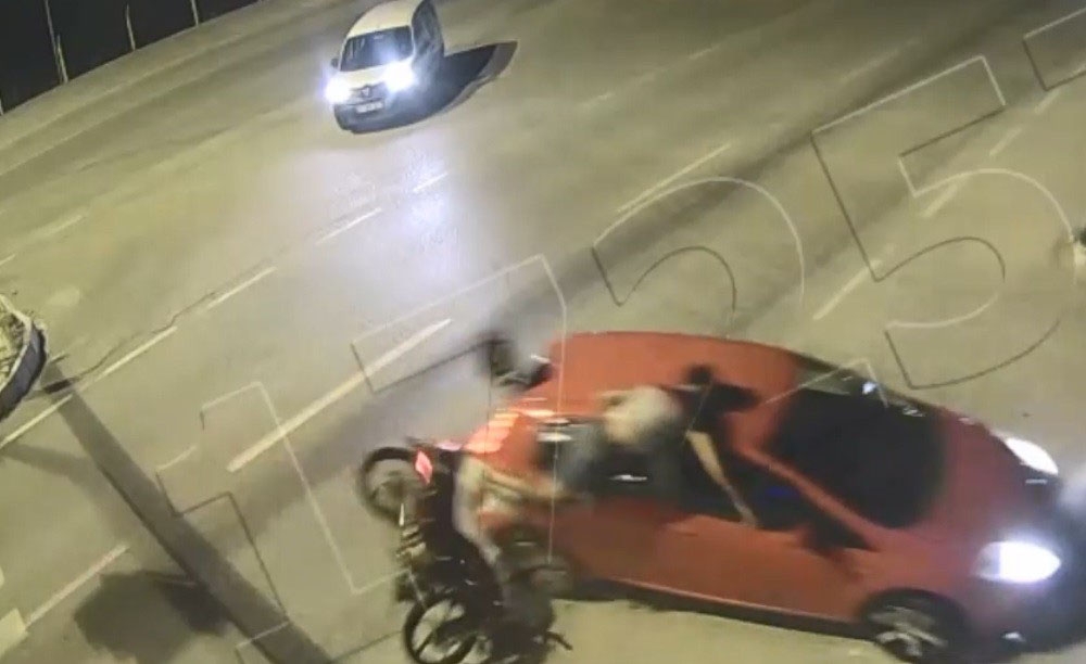 Motosikletli Sürücülerin Ölümden Döndüğü Anlar Kamerada