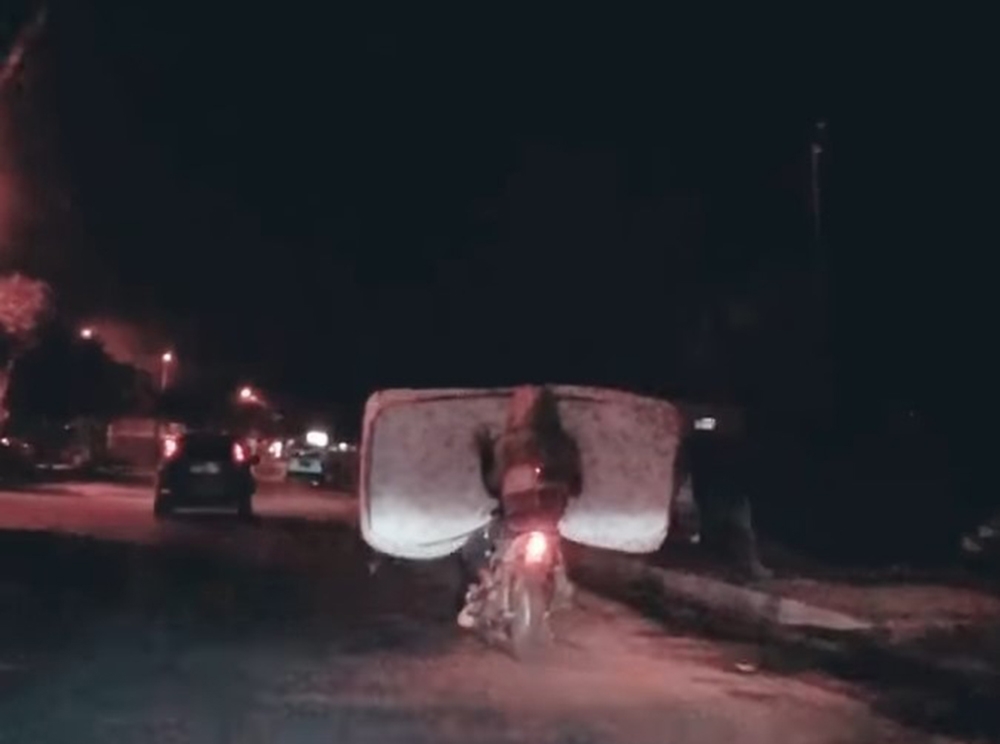 Motosikletli sürücünün yatakla tehlikeli yolculuğu