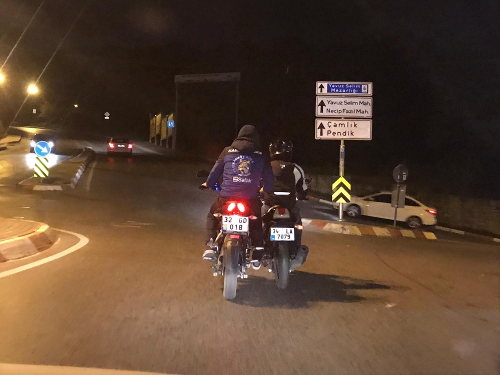 Motosikletlilerin Trafikte Tehlikeli Yolculuğu Kamerada