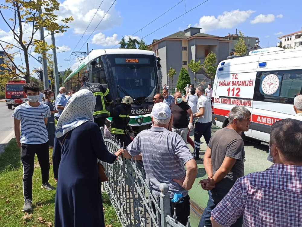 Motosikletliyle raylı yola giren adam tramvayın altında kaldı