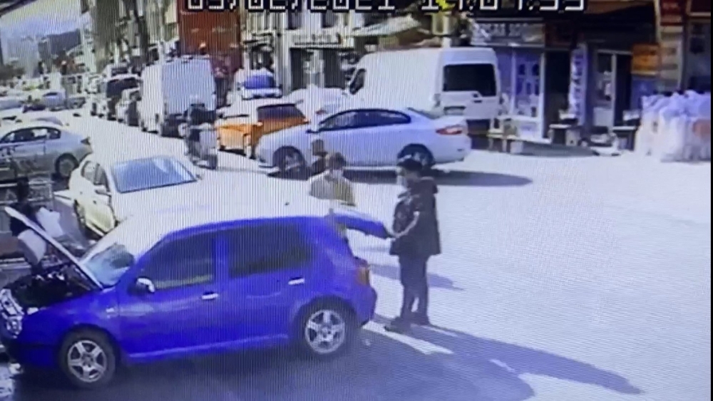 Motosikletteki 2 kişinin takla attığı feci kaza kamerada