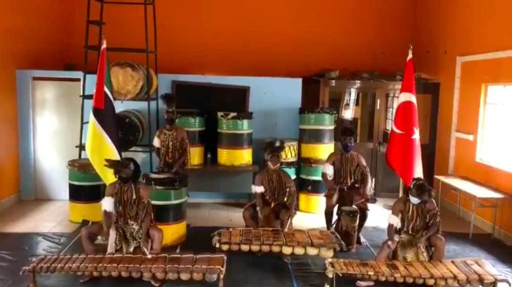 Mozambikli sanatçılardan İstiklal Marşı