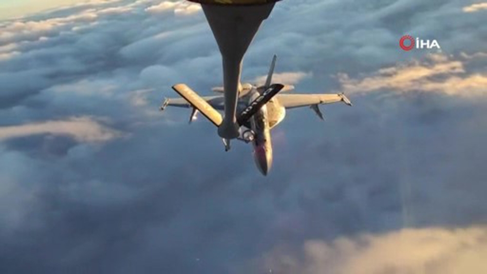 MSB ABD’ye ait F-18 savaş uçağına yapılan yakıt ikmalinin görüntülerini paylaştı