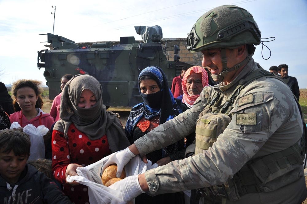 Msb: Mehmetçiğin Günlük Ekmek Dağıtımı Devam Ediyor