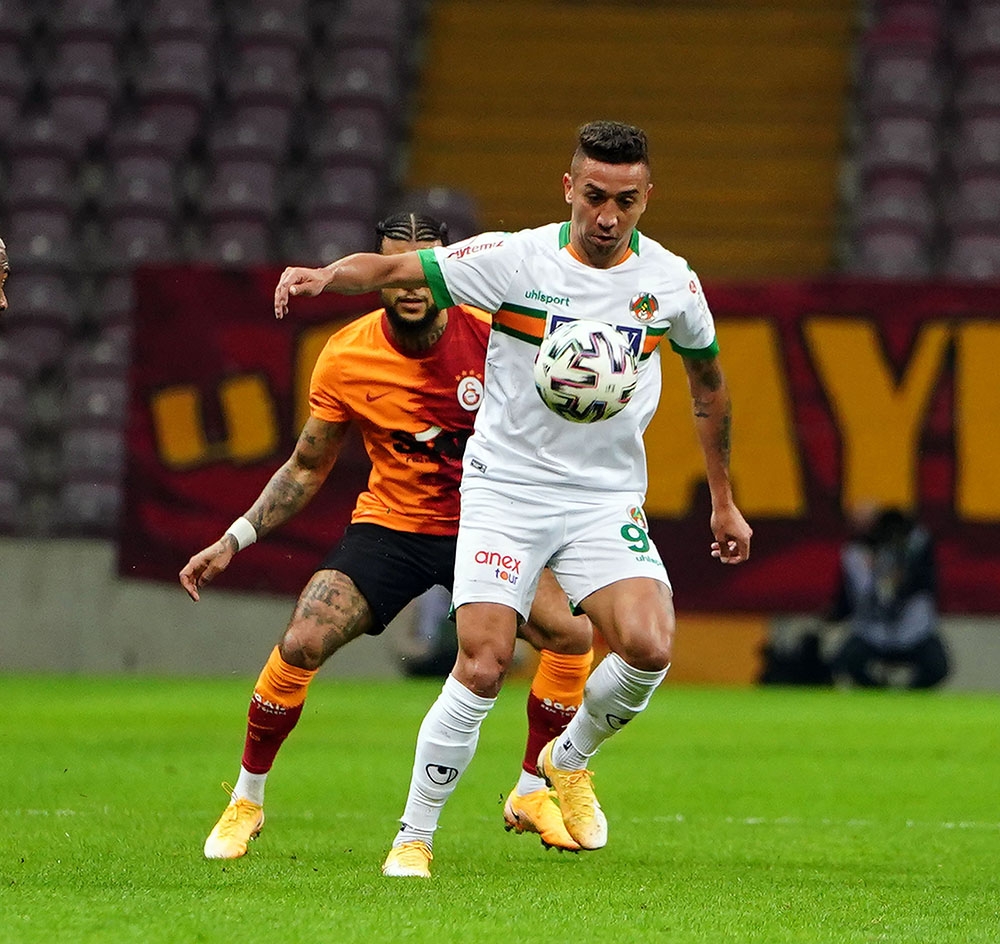 Mücadelenin ilk yarısı Aytemiz Alanyaspor’un 2-0’lık üstünlüğü ile tamamlandı