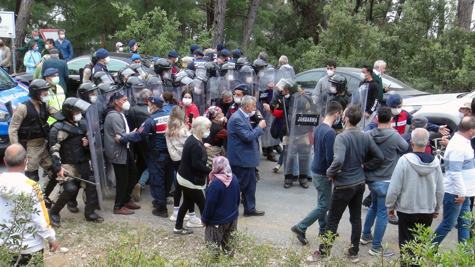 Muğla’da imara aykırı binaların yıkımında gerginlik