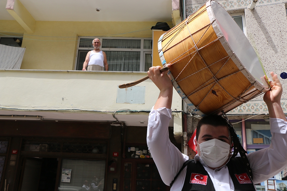 Muhtardan 65 yaş üstü vatandaşlara davullu zurnalı moral