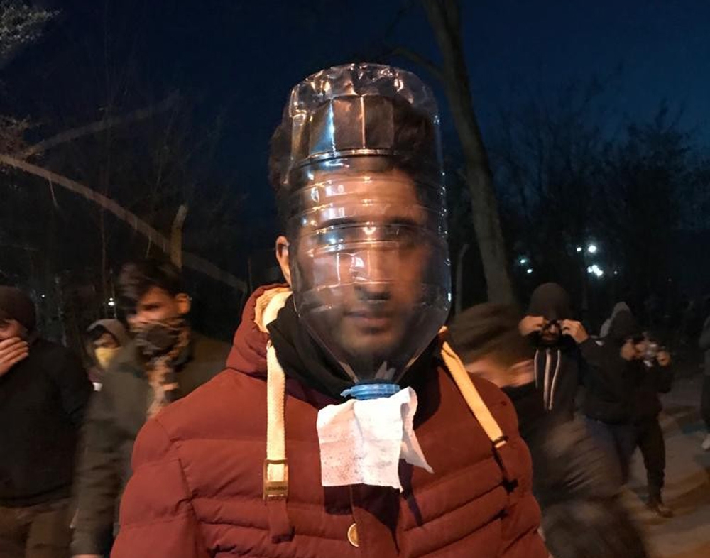 Mülteci gençlerden ‘5 litrelik’ pet şişeden gaz maskesi