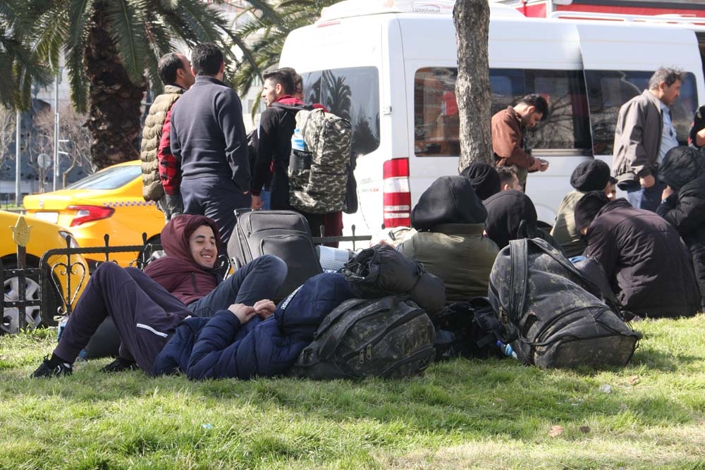 Mülteciler sınır kapısından gelecek müjdeli haberi bekliyor