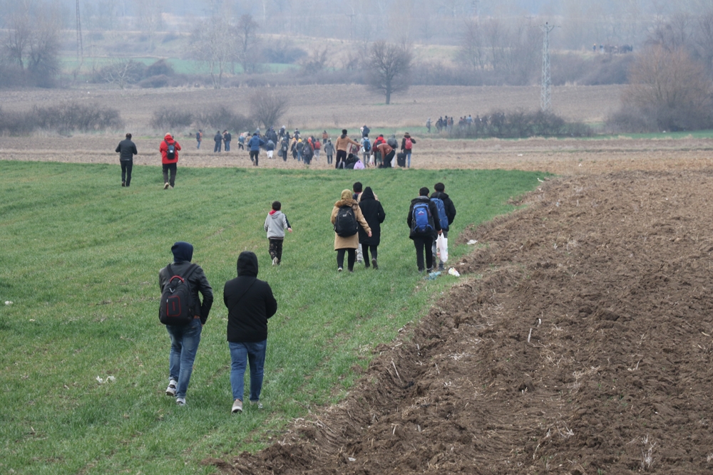 Mülteciler tarlalardan geçerek Pazarkule’ye ulaşmaya çalışıyor