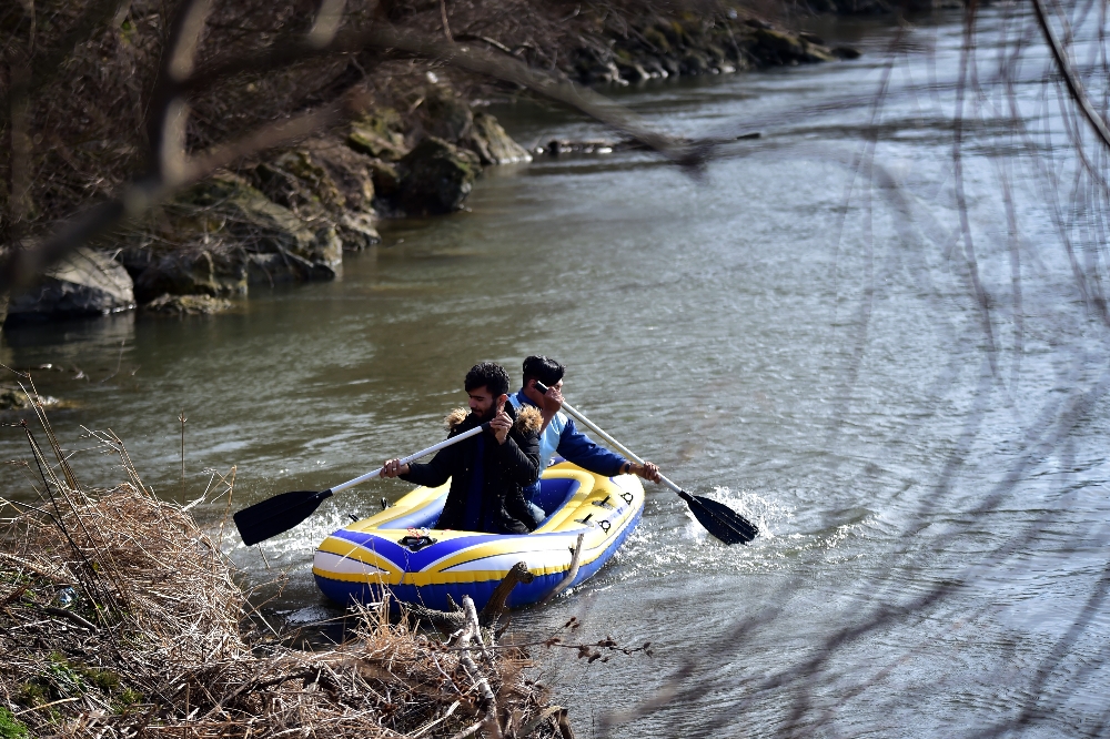 Mültecilerden ilginç geçiş yöntemi