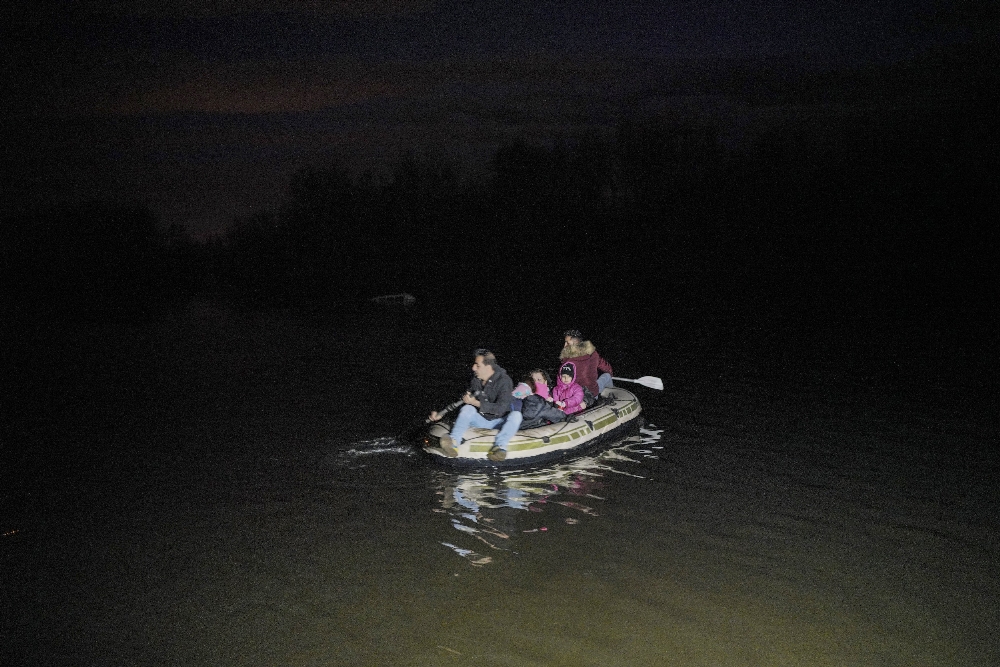 Mültecilerin botlarla Yunanistan’a geçişleri sürüyor