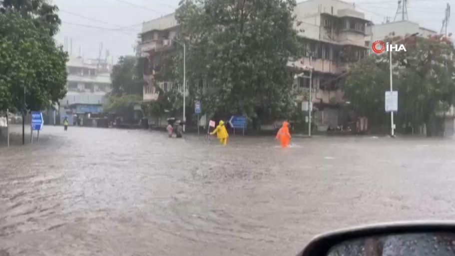 Mumbai’de şiddetli yağış sokakları göle çevirdi, evleri su bastı