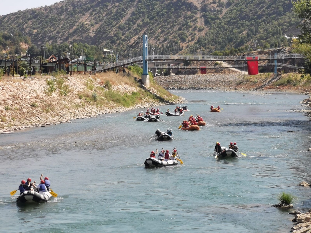Munzur’da kıyasıya rafting mücadelesi renkli görüntülere sahne oldu