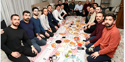 Murat Kurum, sahurda gençlere menemen pişirdi