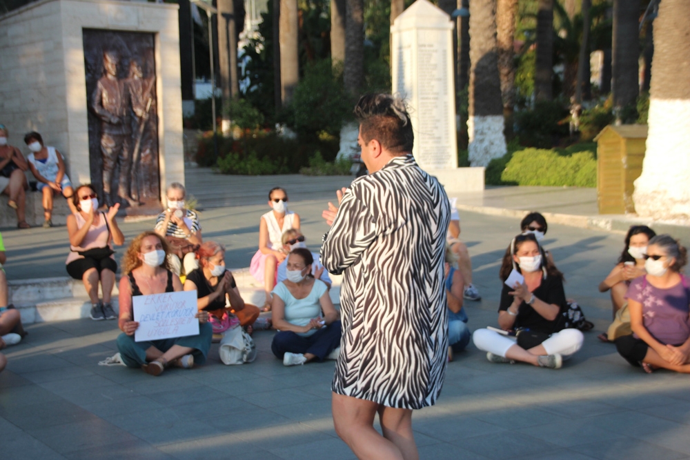 Murat Övüç eylemci kadınlar tarafından kovuldu