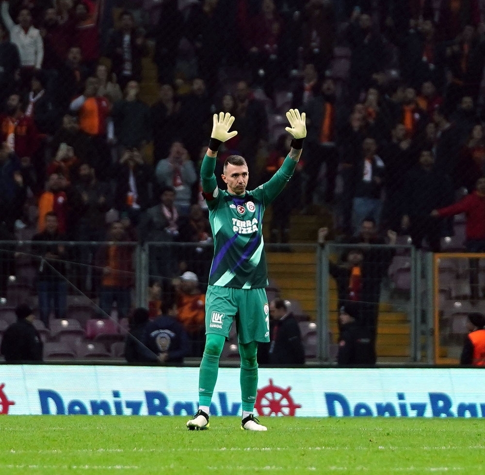 Muslera’nın ayağında 2 kırık tespit edildi