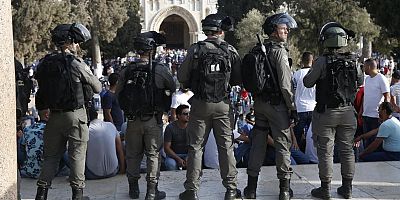 Müslümanların cuma namazına yine engel: İsrail polisi gazla saldırdı!