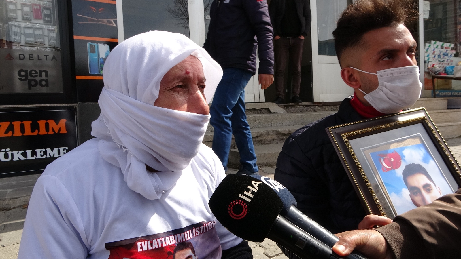 Muş’ta gözü yaşlı aileler HDP önünde oturma eylemi başlattı