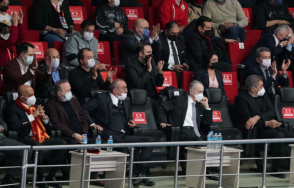 Mustafa Cengiz’den voleybol takımına destek