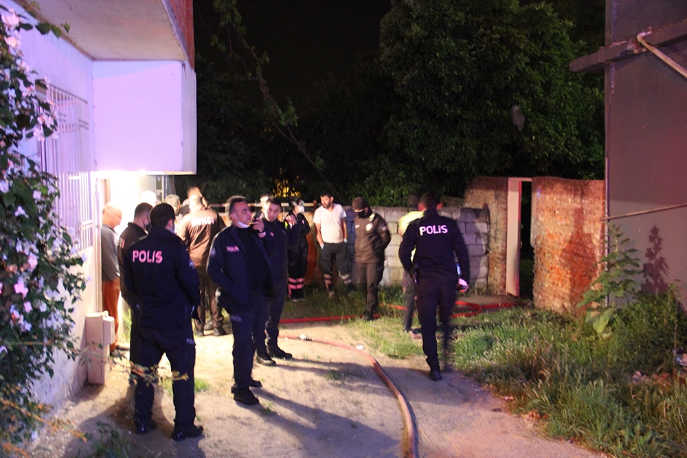 Mutfaktan yükselen dumanlar mahalleyi ayağa kaldırdı